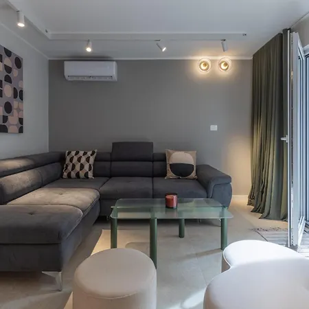 Lemon Tree Apartment *