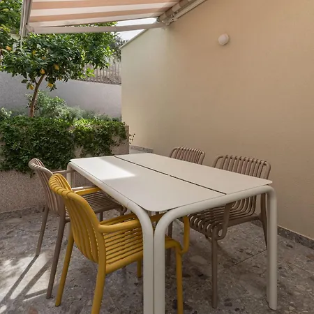 Lemon Tree Apartment *